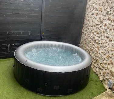 Bonnelles Apartment | Studio avec spa et balnéothérapie