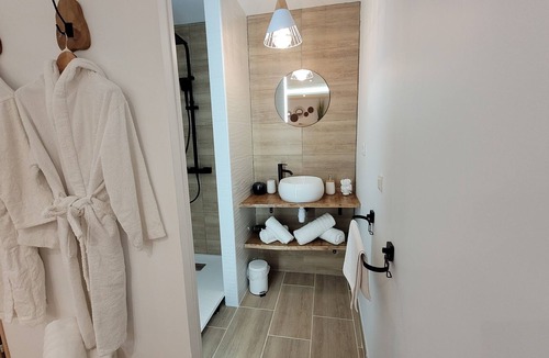 La Bassee Apartment | Studio Avec spa Privatif Tout Confort à L'abri des Regards