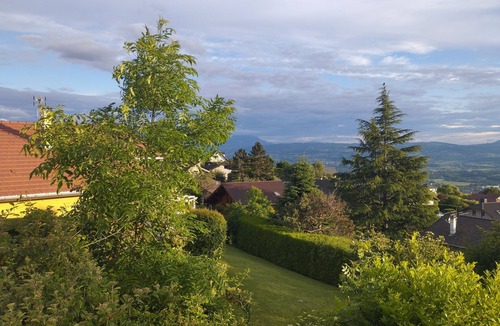 Cranves-Sales Apartment | Studio Avec Vaste Jardin