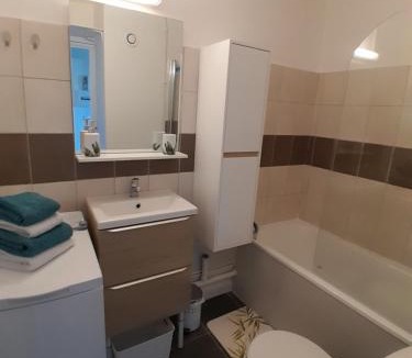 Anatole France Apartment | Studio Balcon Narbonne Centre