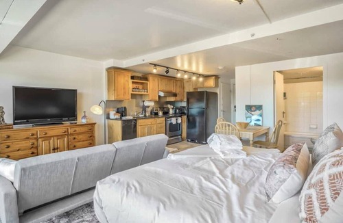 Central Colorado Springs Apartment | Studio balcony w bbq in Citywalk DT Lofts Colorado