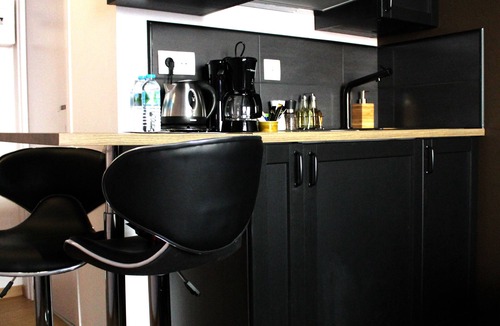 Lens Apartment | Studio Bambou: Massage shower/City center