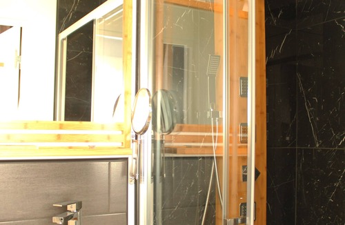 Lens Apartment | Studio Bambou: Massage shower/City center