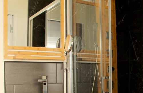 Lens Apartment | Studio Bambou: Massage shower/City center