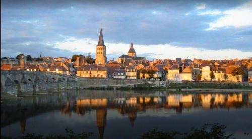 La Charite-sur-Loire Apartment | Studio Bardin