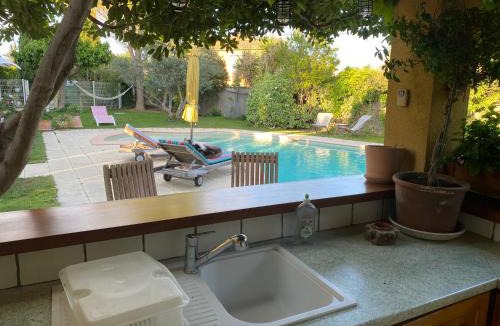Serignan-du-Comtat Apartment | Studio bord de piscine