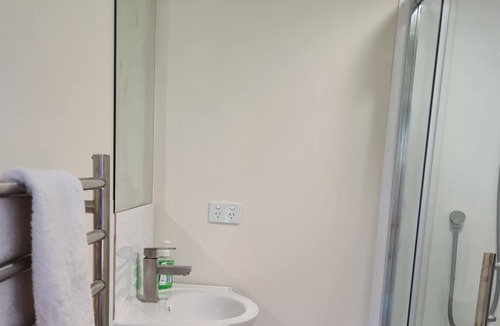 Browns Bay Apartment | Studio Browns Bay - newly refurbished