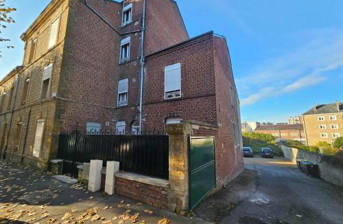 Charleville-Mezieres Apartment | Studio budget avec parking