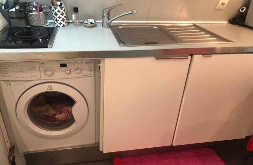 Quartier de la Folie-Mericourt Apartment | STUDIO CŒUR VIEUX PARIS. Pied du métro.Tout équipé