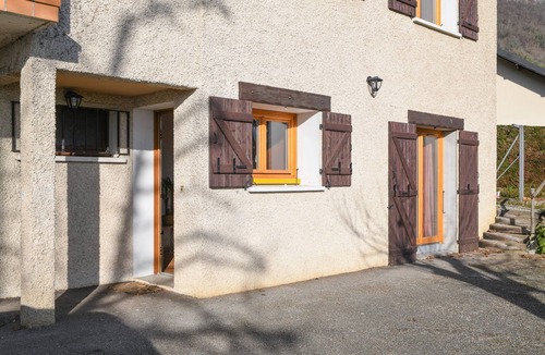 Saint-Pierre-d'Albigny Ski Chalet | Studio "Chez l’habitant" with Mountain View