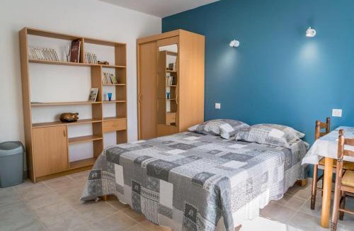 Saint-Laurent-les-Tours Apartment | Studio calme et nature bien situé