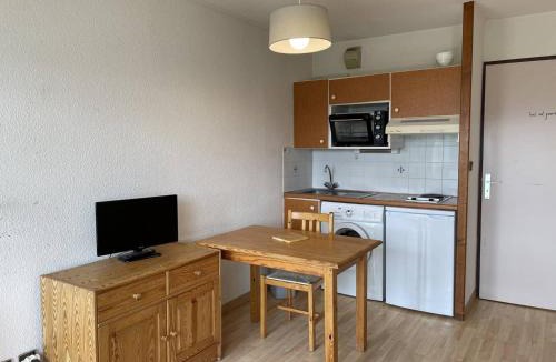 Font-Romeu-Odeillo-Via Apartment | Studio Cabine Confortable avec Balcon au Sud à Font-Romeu - FR-1-580-52
