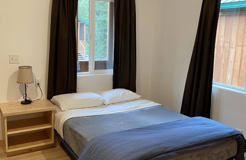 Susitna North Cabin | Studio Cabin 1 – Queen Bed