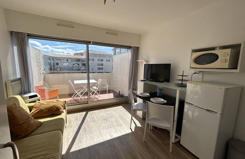 Sete Apartment | Studio cabin in Sete with terrace and air conditioning