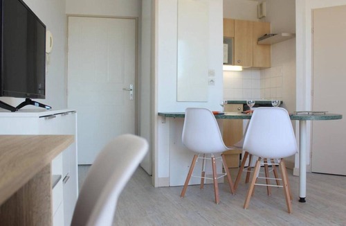 La Rochelle Apartment | Studio Cabin La Rochelle with Balcony and Private Parking