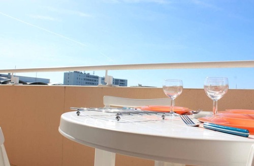 La Rochelle Apartment | Studio Cabin La Rochelle with Balcony and Private Parking