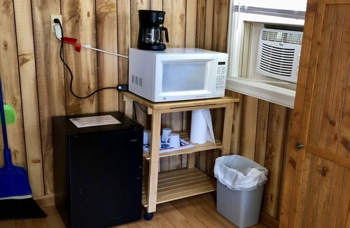 Hot Springs Cabin | Studio cabin on private lake, pet friendly