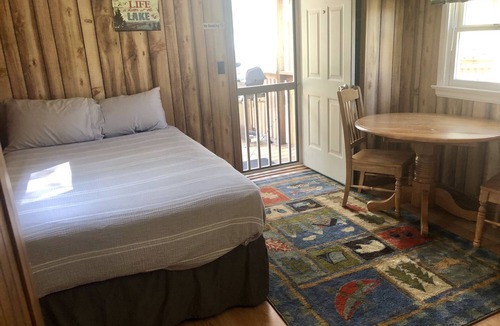 Hot Springs Cabin | Studio cabin on private lake, pet friendly