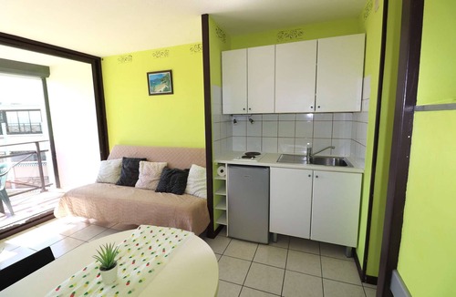 Le Grau-Du-Roi Apartment | Studio cabin swimming pool parking air conditioning 700m beach 150m from shops