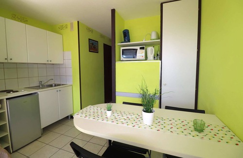 Le Grau-Du-Roi Apartment | Studio cabin swimming pool parking air conditioning 700m beach 150m from shops