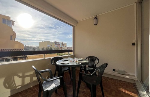 Port Rive Gauche Apartment | Studio cabin with pool, sleeps 4, Gruissan
