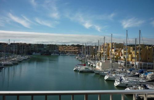 Port Rive Gauche Apartment | Studio cabine – 2 couchages – Vue port – Résidence Le Chébeck – Gruissan