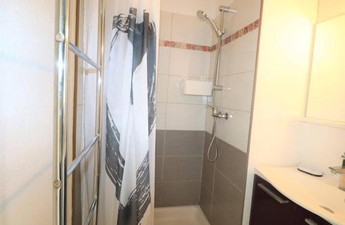 Le Grau-Du-Roi Apartment | Studio Cabine 4 pers RDC avec Piscines, Terrasse, Proche Mer et Commerces - FR-1-307-36