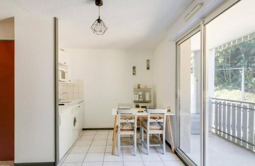 Luz-Saint-Sauveur Apartment | Studio cabine avec parking proche centre Luz-Saint-Sauveur, balcon, pour 4 pers. - FR-1-402-66
