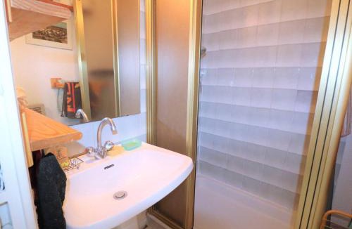 Le Grau-Du-Roi Apartment | Studio cabine avec terrasse, à 550m de la plage et 100m des commerces, idéal 4 pers., animaux acceptés - FR-1-307-156