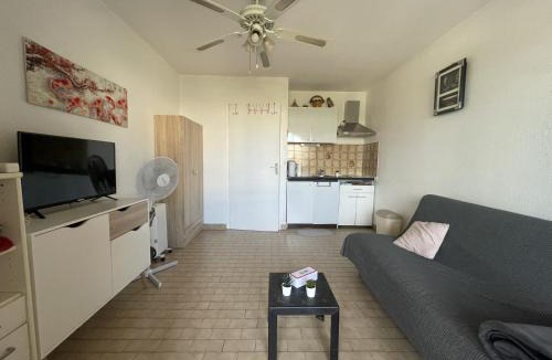 Sete Apartment | Studio cabine avec loggia vitrée, à 100m de la plage, proche commerces et activités à Sète - FR-1-338-492