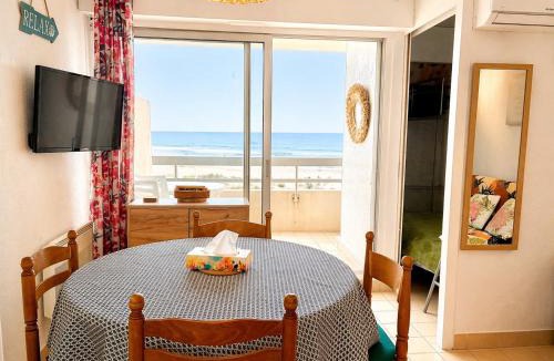 La Cote Radieuse Apartment | Studio cabine pied dans l eau climatisé, parking et wifi haut débit
