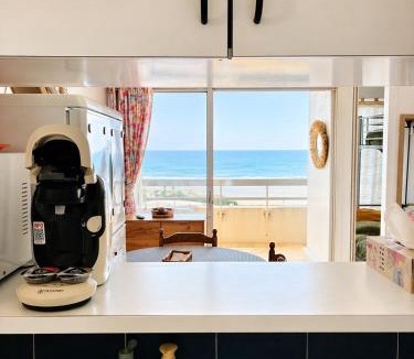 La Cote Radieuse Apartment | Studio cabine pied dans l eau climatisé, parking et wifi haut débit