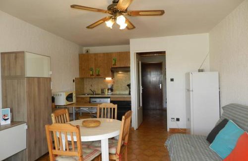La Londe-les-Maures Apartment | Studio cabine avec vue mer à 2 pas de la plage, parking et local vélo, La Londe-les-Maures - FR-1-251-705