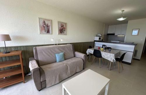 Saint-Jean-de-Monts Apartment | Studio cabine 4 pers avec balcon, parking et animaux admis à 50m de la plage - FR-1-224C-142