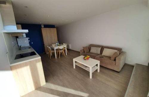 Saint-Jean-de-Monts Apartment | Studio cabine 4 couchages, Saint-Jean-de-Monts, balcon, parking, à 2 pas de l'océan - FR-1-224C-194
