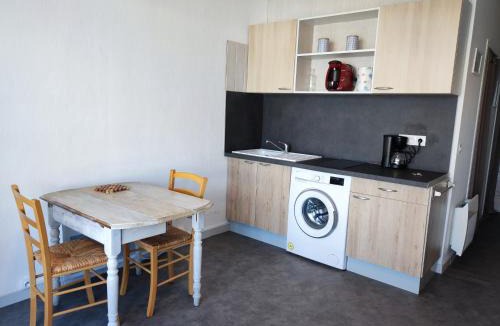 Argeles Plage Apartment | Studio Cabine Rénové, Terrasse et Parking, à 500m de la Plage - FR-1-776-61