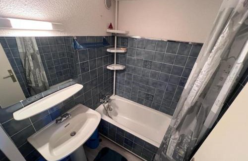 Les Angles Apartment | Studio Cabine Spacieux avec Balcon et Coin Repas - FR-1-593-99