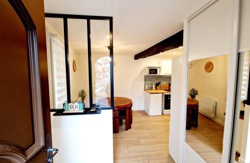 Cailloux-sur-Fontaines Apartment | Studio Calme & Connecté Près de Lyon