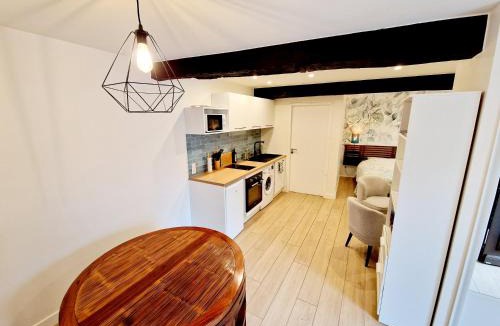 Cailloux-sur-Fontaines Apartment | Studio Calme & Connecté Près de Lyon