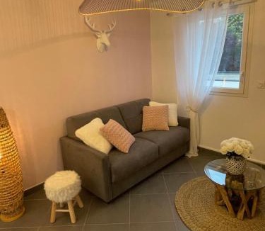 Saint-Julien-les-Villas Apartment | Studio calme et cosy