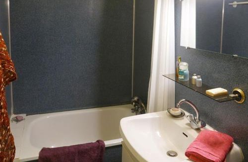 Bagneres-de-Luchon Apartment | Studio Calme avec Balcon Plein Sud, Parking Privé, Proche Thermes et Centre-ville - FR-1-313-149