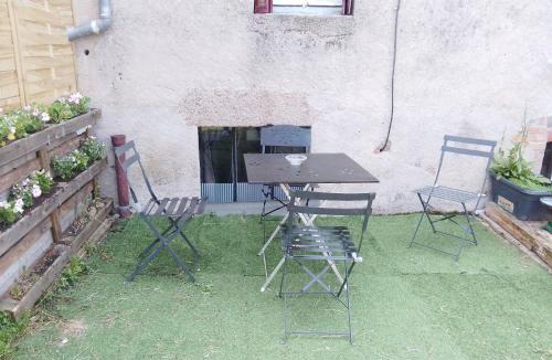 Saint-Priest Apartment | Studio calme avec billard