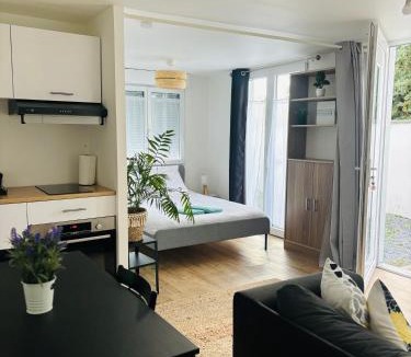 Merignac Apartment | Studio calme avec cour privative Parking Jacuzzi option