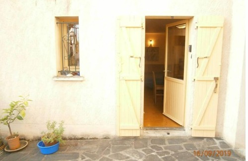 Brive-la-Gaillarde Apartment | Studio Calme Chaleureux