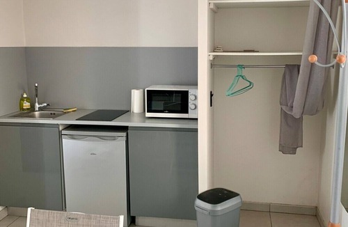 Douvres-la-Delivrande Apartment | Studio Centre de Douvres - Proche mer Terrasse