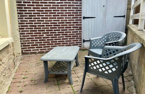 Douvres-la-Delivrande Apartment | Studio Centre de Douvres - Proche mer Terrasse