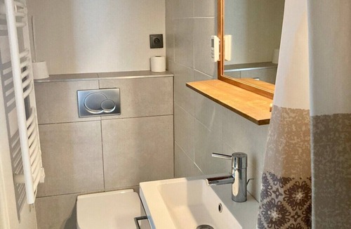 Douvres-la-Delivrande Apartment | Studio Centre de Douvres - Proche mer Terrasse