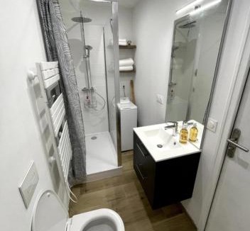 Chartres Apartment | Studio central, parking, lit Queen size par ALP Chartres