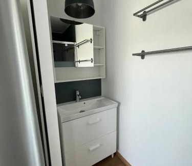 Boue Apartment | Studio Centre Bourg Arrivée et Départ Autonome