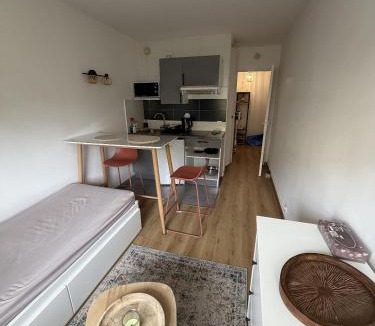 Clamart Apartment | Studio centre ville 19m2